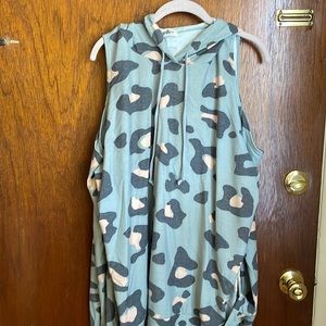 Hooded cold shoulder leopard like pattern in blue & peach in 2x